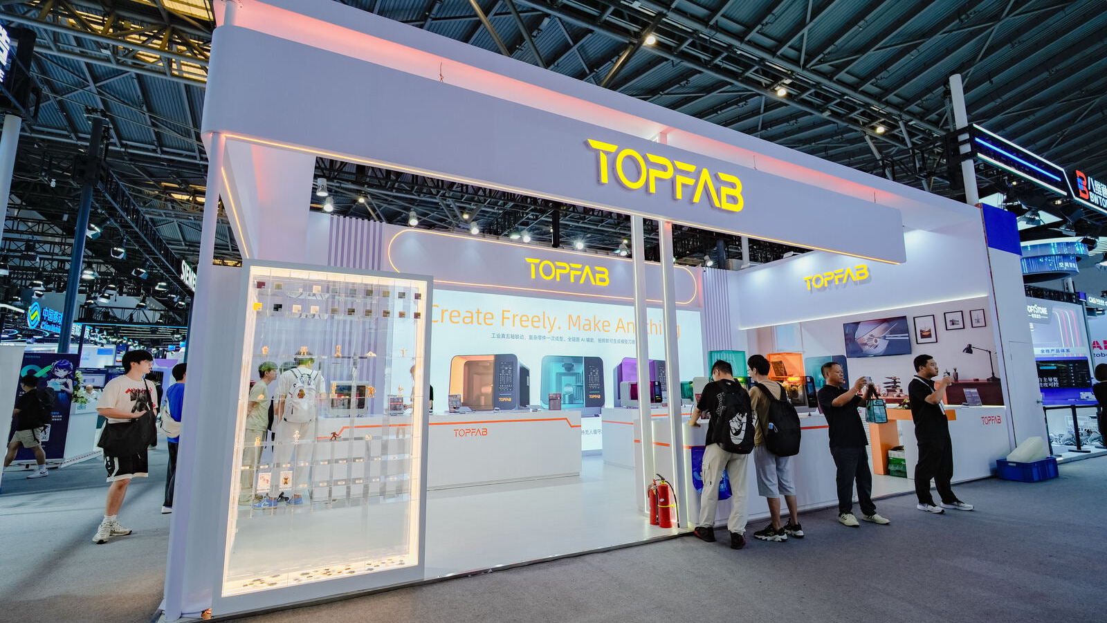 On the Show Floor Crowds Line Up for the TOPFAB TF500: Desktop 5-Axis AI-CNC Steals the Show